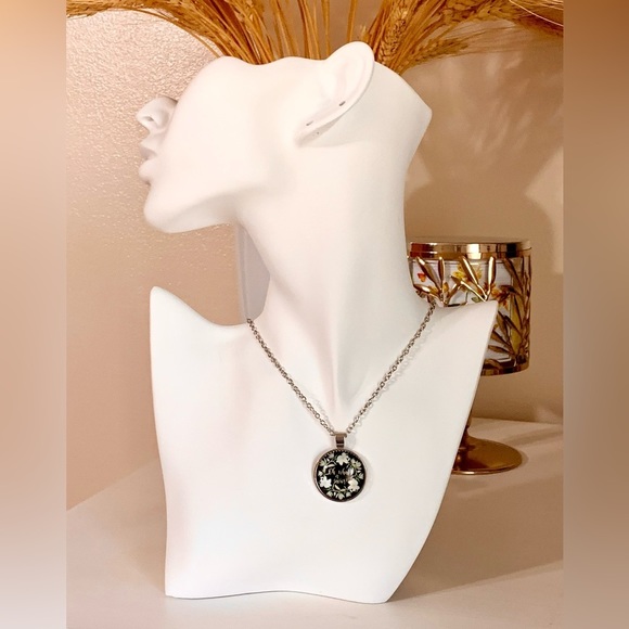 Faith based pendant necklace. - Picture 2 of 3